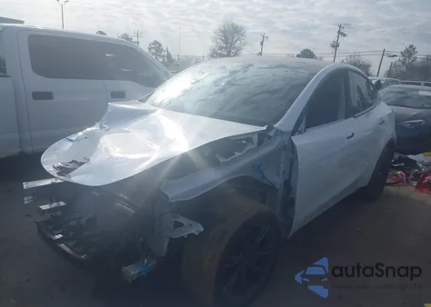 2025 Tesla Model Y Long Range Dual Motor All-Wheel Drive z USA, uszkodzony, nr VIN 7SAYGDEE0SA348668